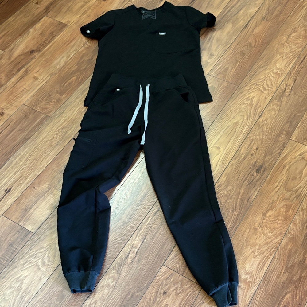 Figs Black Scrub Set